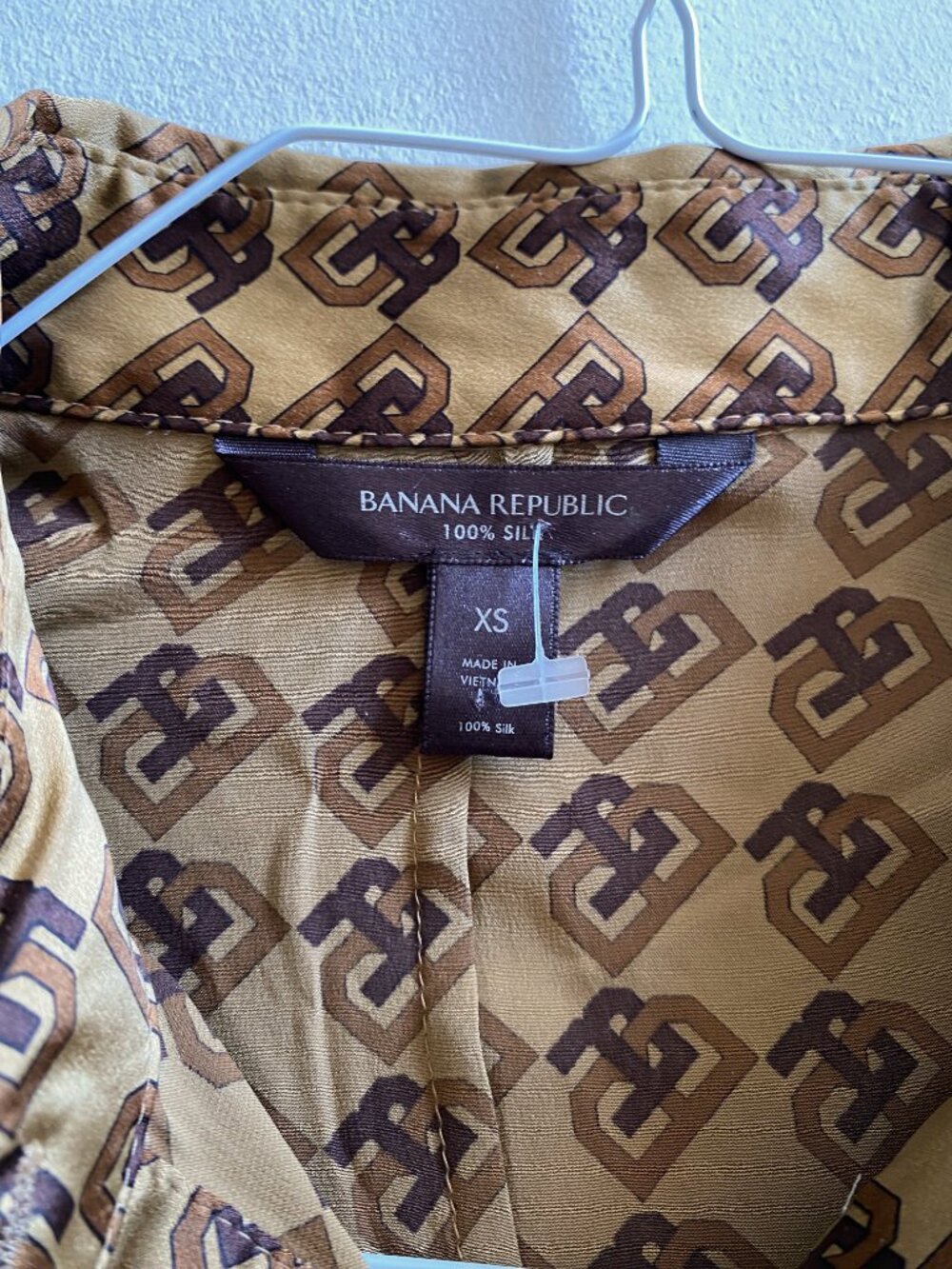 Banana Republic 100% Silk Monogram Print Blouse Size XS Shirt NWOT - Picture 3 of 9